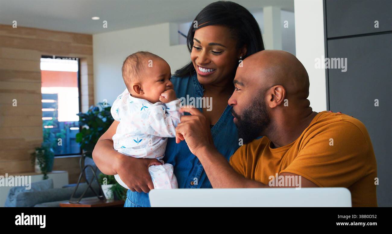 Famiglia afroamericana con figlia del bambino che usa il laptop per controllare Finanze a casa Foto Stock