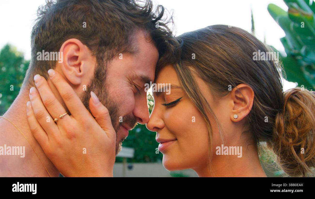 Primo piano Ritratto di una romantica coppia ispanica all'aperto testa a testa Foto Stock