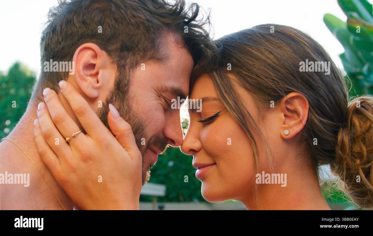 Primo piano Ritratto di una romantica coppia ispanica all'aperto testa a testa Foto Stock