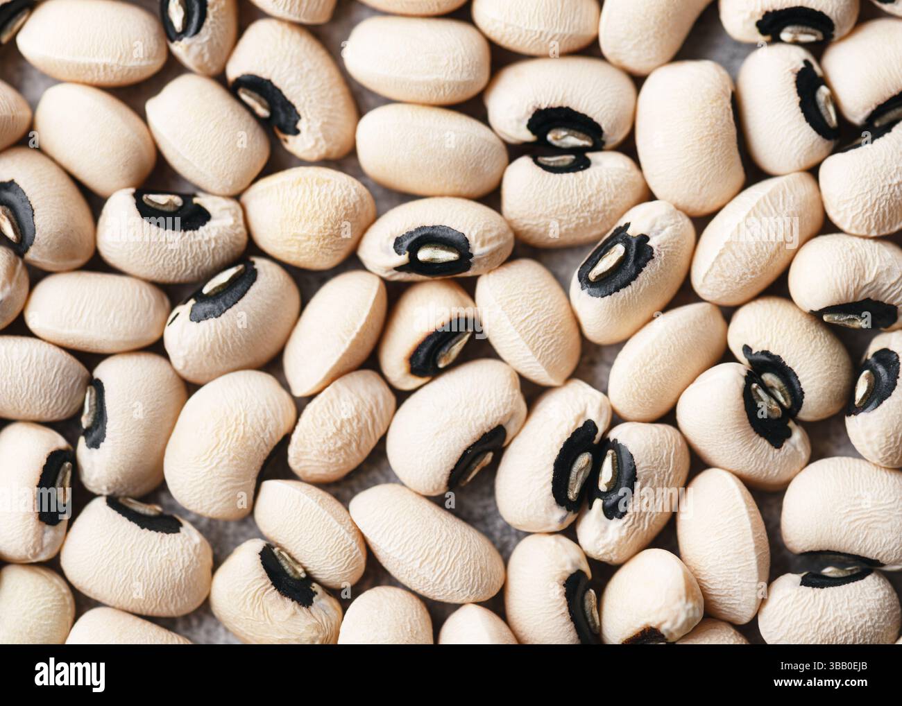 Vista dall'alto dei piselli secchi e dei cowpeas "fagiolo dall'occhio". Sfondo di legumi secchi per una cottura sana Foto Stock