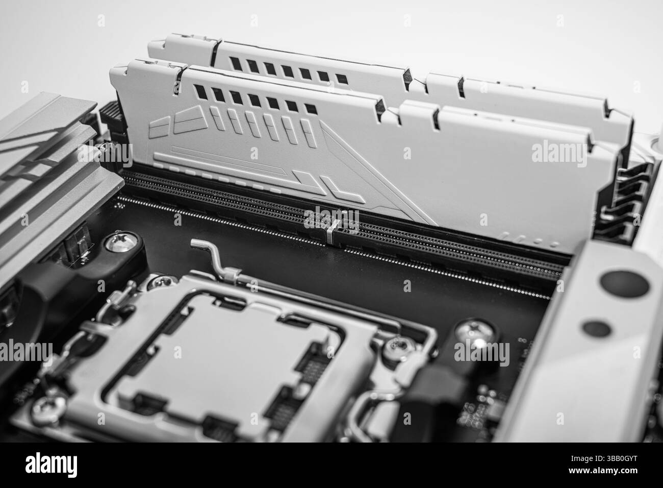 Un'immagine ravvicinata di una scheda madre ad alte prestazioni che mostra due moduli RAM installati Foto Stock