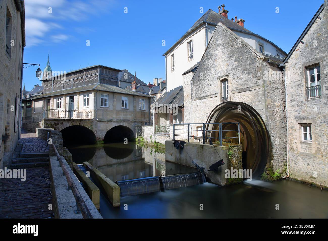Il centro storico di Bayeux, Calvados, Normandia, Francia, con un mulino ad acqua sul fiume Aure, case storiche e cattedrale di Notre Dame Foto Stock