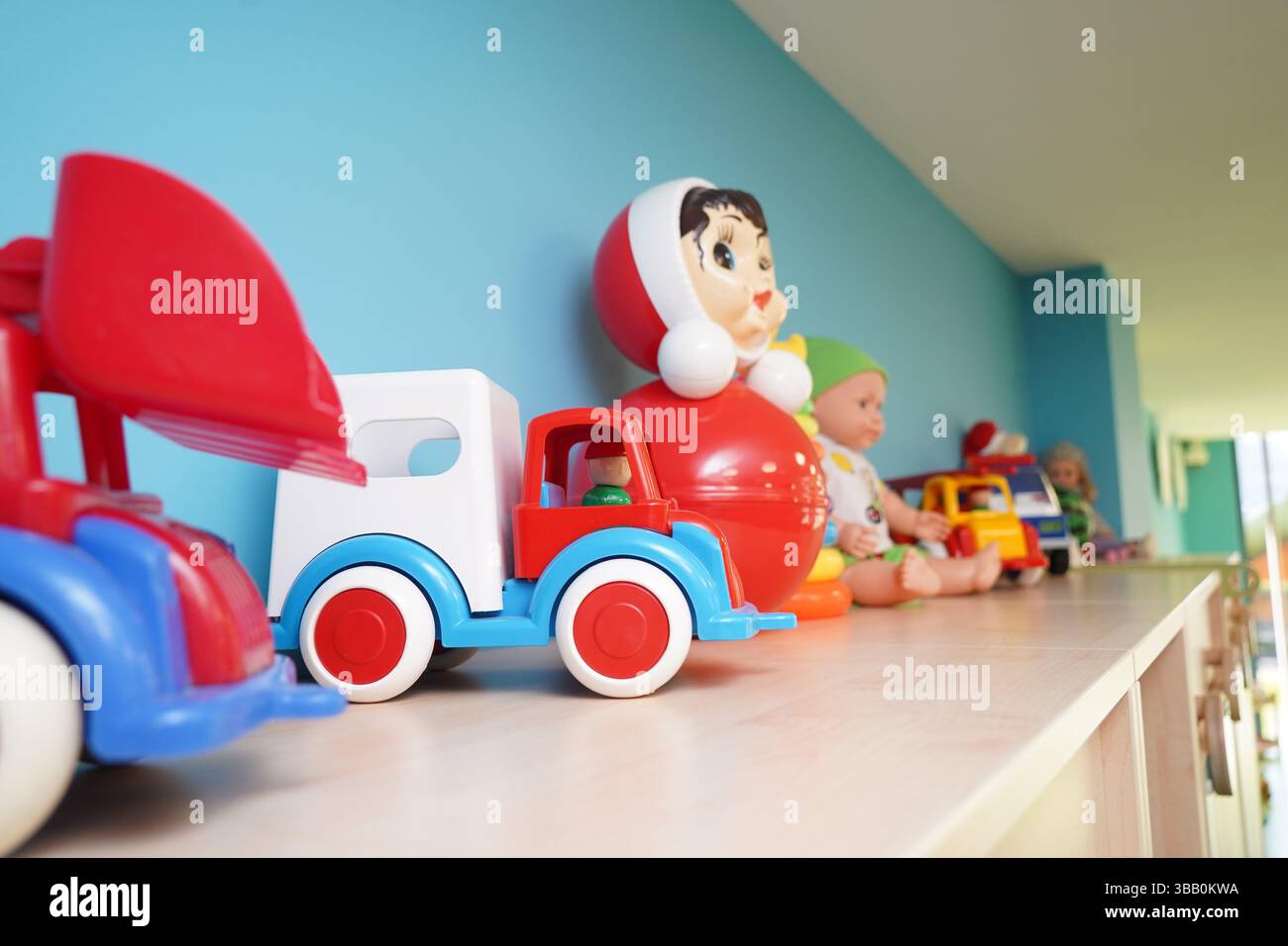 Montessori. Tipo di istituto di istruzione per bambini con caratteristiche fisiche diverse. Foto Stock