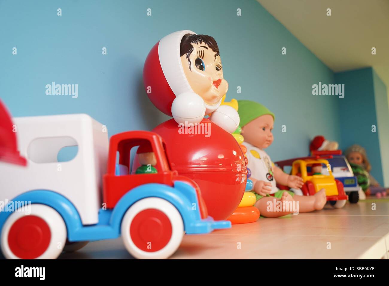 Montessori. Tipo di istituto di istruzione per bambini con caratteristiche fisiche diverse. Foto Stock