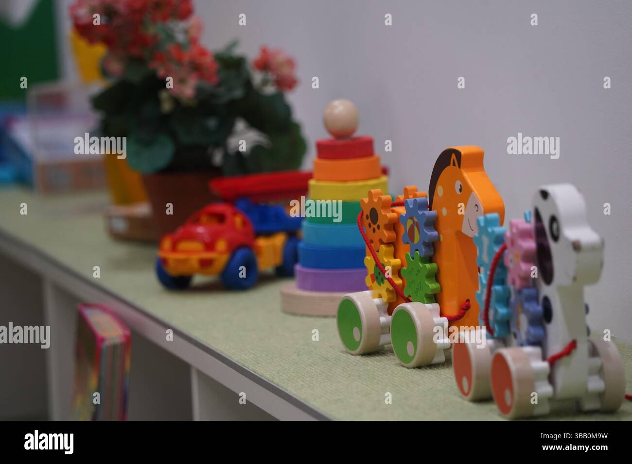 Montessori. Tipo di istituto di istruzione per bambini con caratteristiche fisiche diverse. Foto Stock