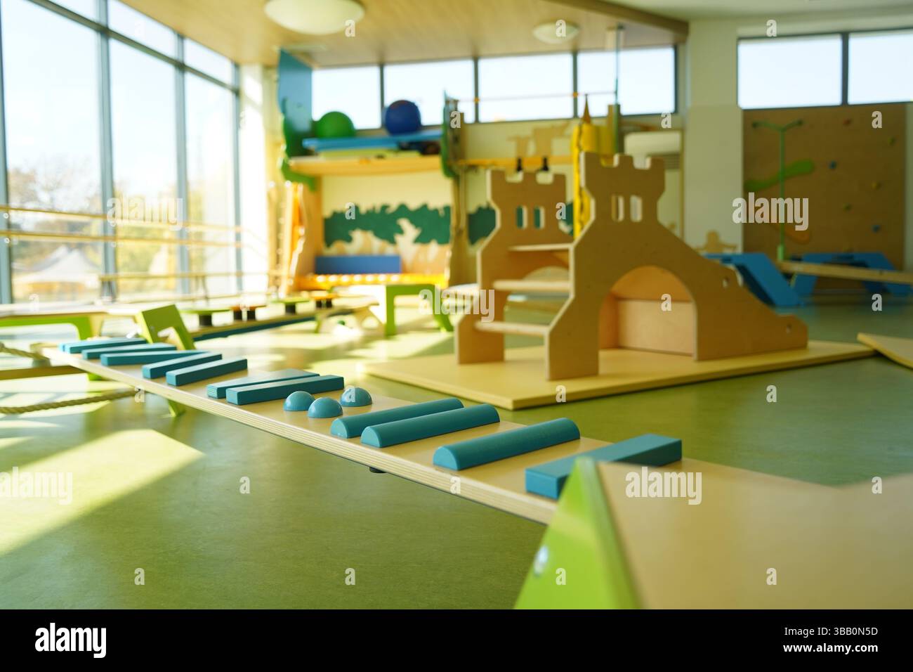 Montessori. Tipo di istituto di istruzione per bambini con caratteristiche fisiche diverse. Foto Stock
