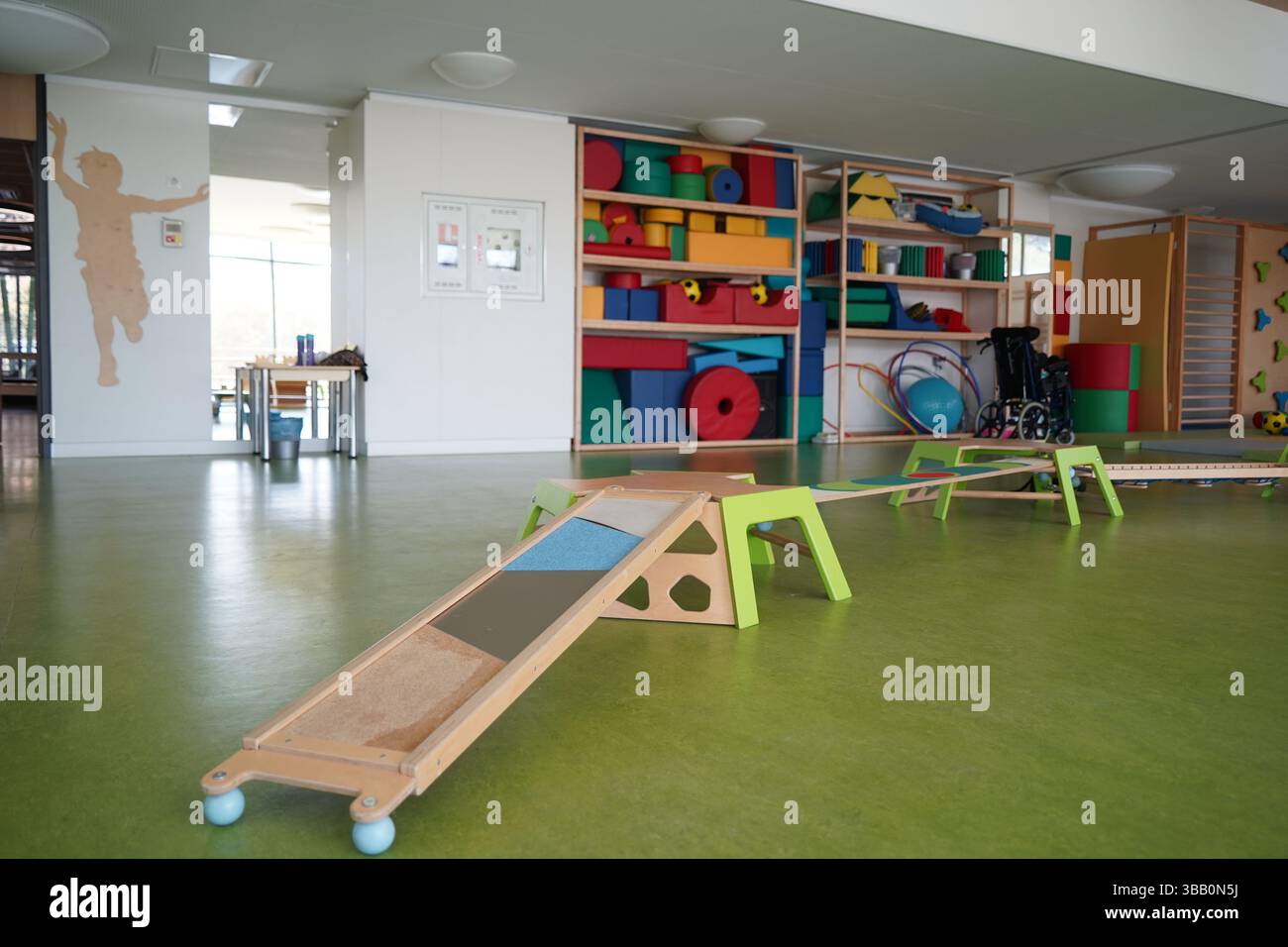 Montessori. Tipo di istituto di istruzione per bambini con caratteristiche fisiche diverse. Foto Stock