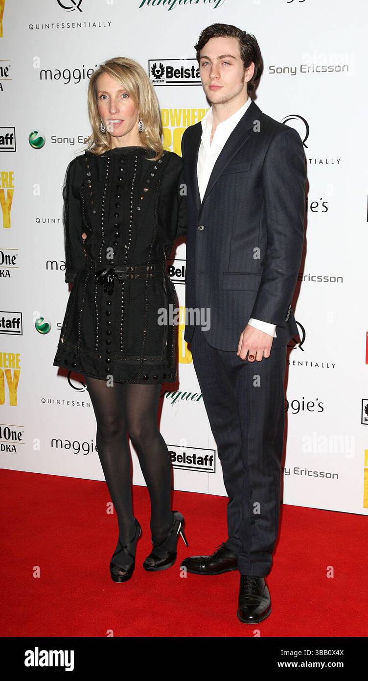 Sam Taylor Wood con Aaron Johnson alla prima di Nowhere Boy a Londra - 26 novembre 2009 Foto Stock