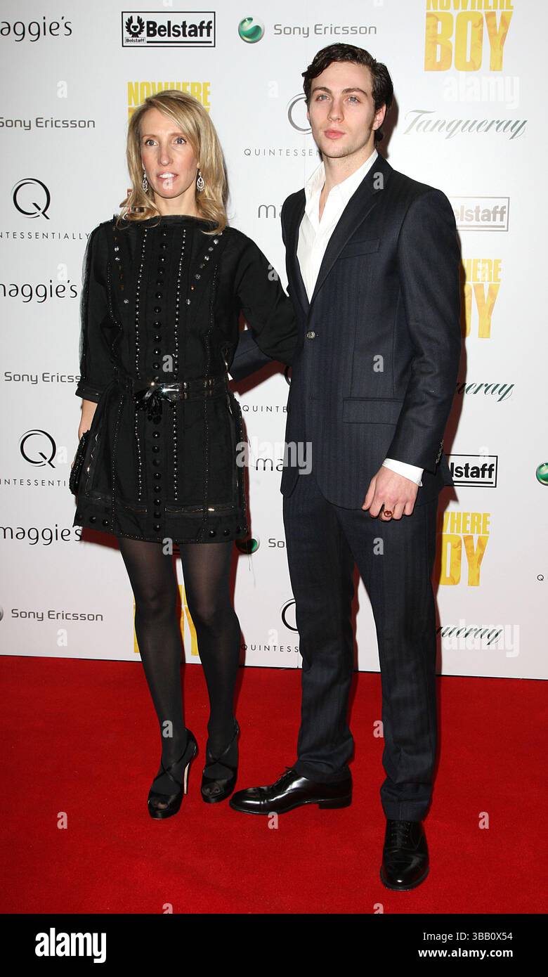 Sam Taylor Wood con Aaron Johnson alla prima di Nowhere Boy a Londra - 26 novembre 2009 Foto Stock