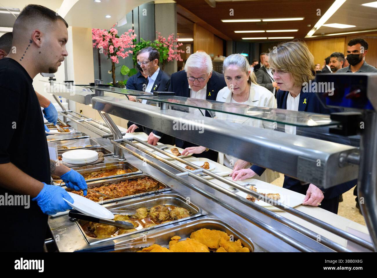 14 maggio 2025, Israele, Beeri (BE'eri): Il presidente federale Frank-Walter Steinmeier e sua moglie Elke Büdenbender, insieme a Izchak Herzog, presidente di Israele, e sua moglie Michal Herzog, visitano Kibbutz Beeri nella zona di confine con la Striscia di Gaza nel sud di Israele e mangiano nella mensa locale. Kibbutz Beeri (Be'eri) è uno dei luoghi più duramente colpiti dai massacri terroristici di Hamas nel 2023. Quasi il 20% dei suoi oltre 1.000 abitanti sono stati uccisi o deportati nella Striscia di Gaza. Per segnare l'instaurazione di relazioni diplomatiche tra la Repubblica federale di Germania e Israele 6 Foto Stock