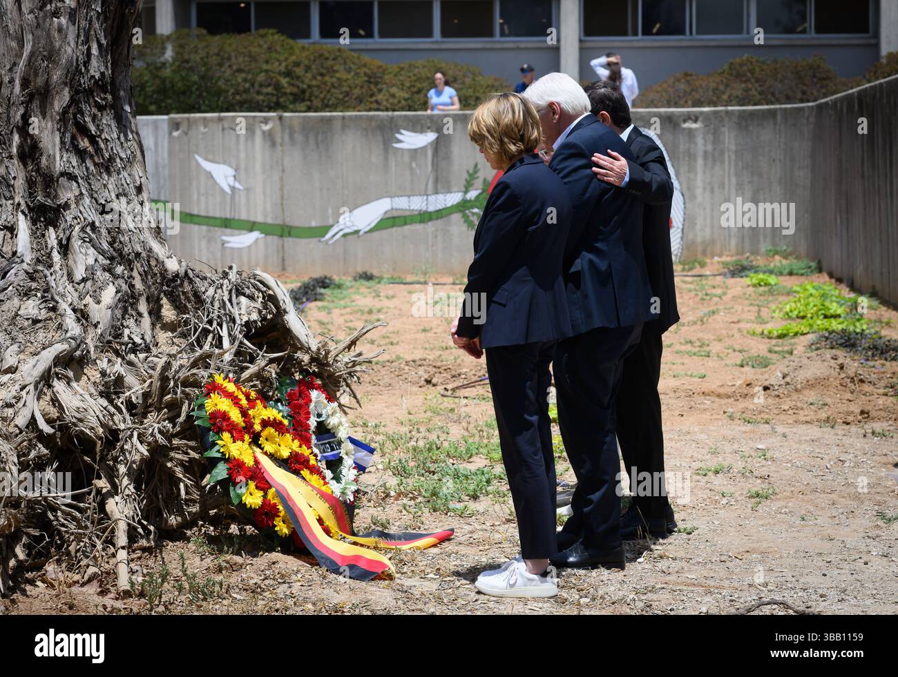 14 maggio 2025, Israele, Beeri (BE'eri): Il presidente federale Frank-Walter Steinmeier e sua moglie Elke Büdenbender, insieme a Izchak Herzog, presidente di Israele, e sua moglie Michal Herzog, visiteranno Kibbutz Beeri nella zona di confine con la Striscia di Gaza nel sud di Israele per commemorare le vittime del 7 ottobre 2023. Kibbutz Beeri (Be'eri) è uno dei luoghi più duramente colpiti dai massacri terroristici di Hamas nel 2023. Quasi il 20% dei suoi oltre 1.000 abitanti sono stati uccisi o deportati nella Striscia di Gaza. Segnare l'instaurazione di relazioni diplomatiche tra la Repubblica federale di Germania Foto Stock