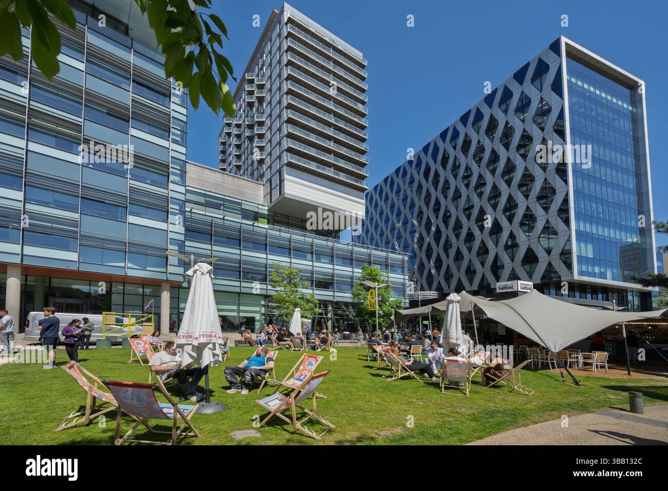 Giornata di sole a Media City su Salford Quays l'ex molo di Pomona si trova all'estremità di Manchester del canale delle navi di Manchester. Foto Stock