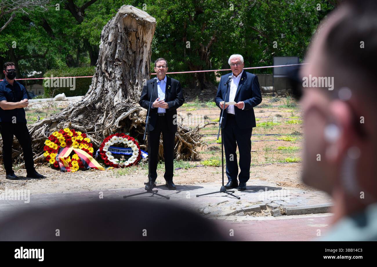14 maggio 2025, Israele, Beeri (BE'eri): Il presidente federale Frank-Walter Steinmeier e Izchak Herzog, presidente di Israele, visitano Kibbutz Beeri nella zona di confine con la Striscia di Gaza nel sud di Israele insieme alle loro mogli per commemorare le vittime del 7 ottobre 2023. Kibbutz Beeri (Be'eri) è uno dei luoghi più duramente colpiti dai massacri terroristici di Hamas nel 2023. Quasi il 20% dei suoi oltre 1.000 abitanti sono stati uccisi o deportati nella Striscia di Gaza. Per celebrare l'instaurazione di relazioni diplomatiche tra la Repubblica federale di Germania e Israele 60 anni fa, il Presidente federale Ste Foto Stock