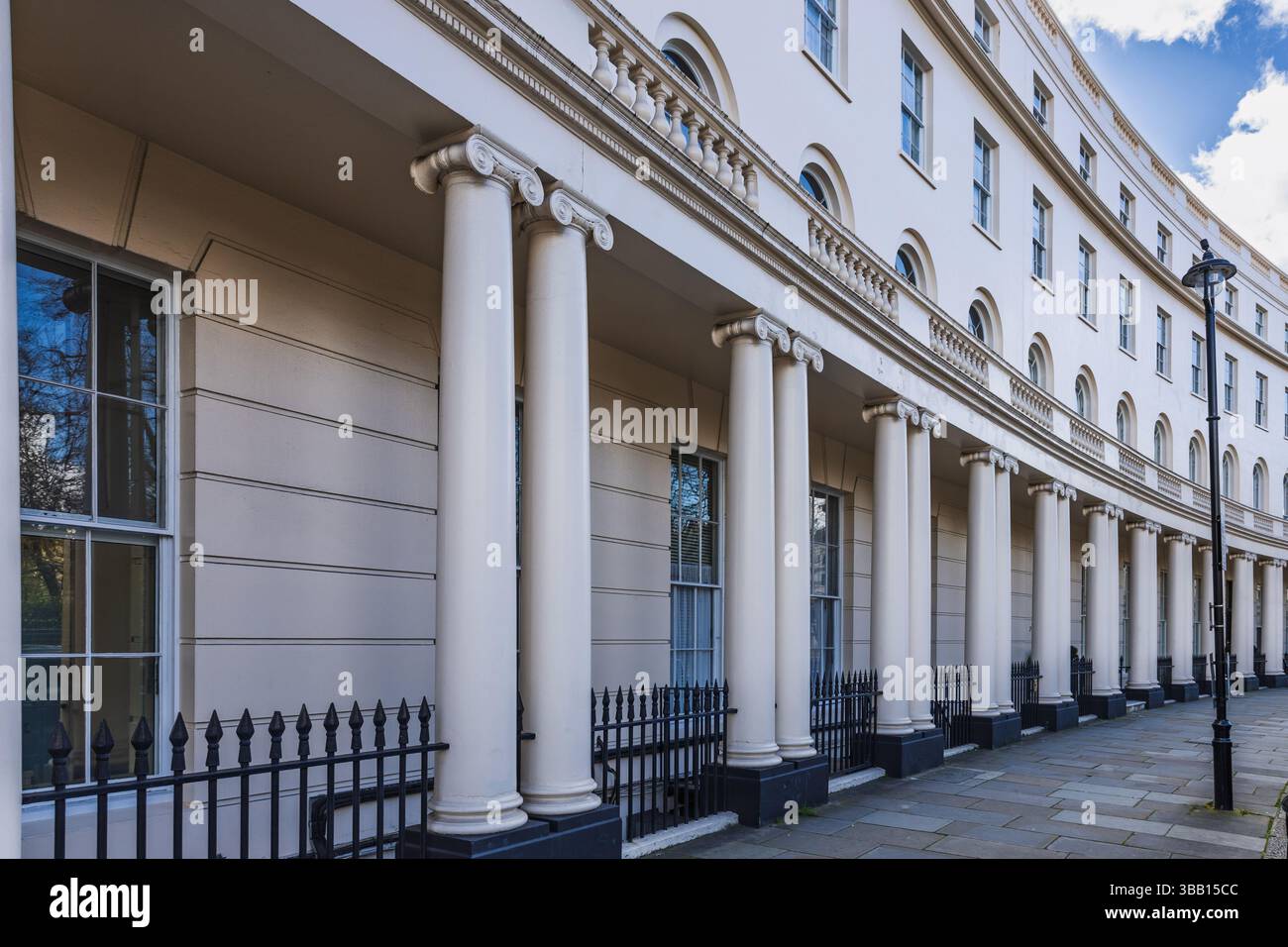 Eleganti case a schiera georgiane con facciata curva nel quartiere storico di Londra Foto Stock