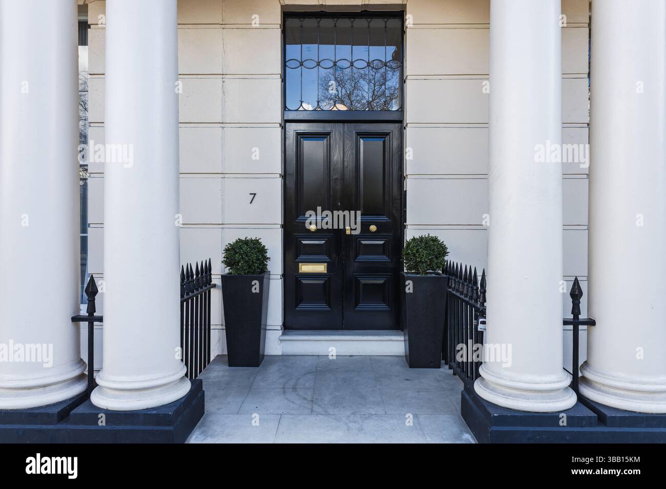 Elegante ingresso nero con colonne bianche e classico stile architettonico georgiano Foto Stock