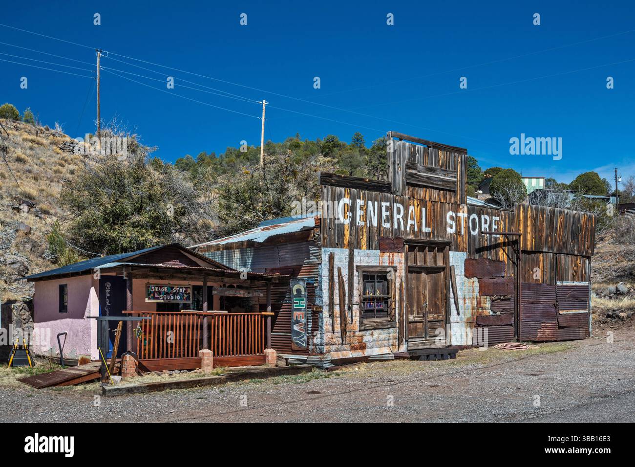 Il vecchio magazzino generale a semi-città fantasma di Mogollon, Nuovo Messico, STATI UNITI D'AMERICA Foto Stock