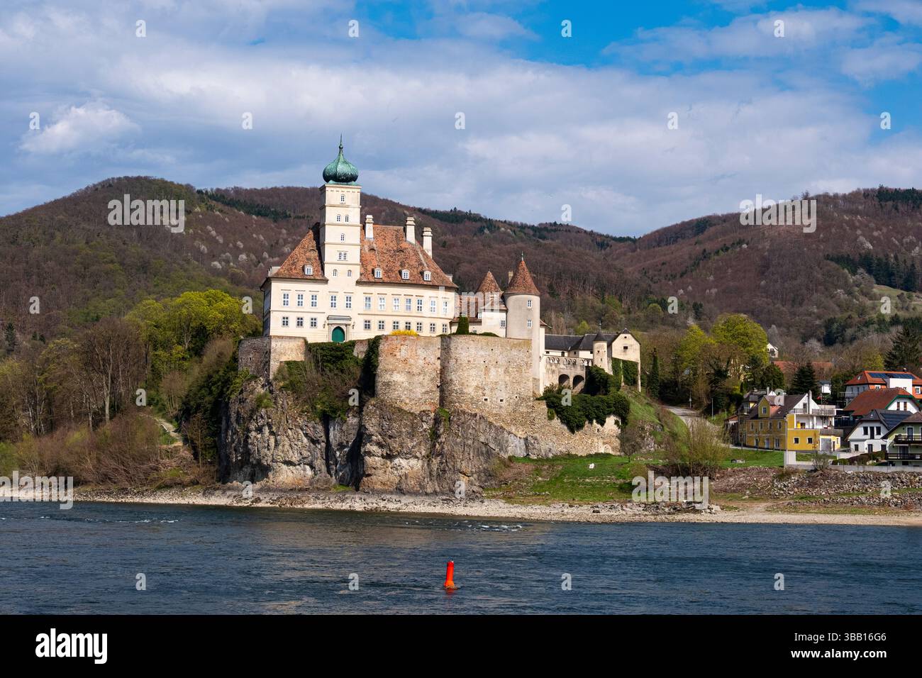 Il castello di Schloss Schönbühel nella città della bassa Austria di Schönbühel-Aggsbach, sotto Melk, sulla riva destra del Danubio, risale all'inizio del XII secolo Foto Stock