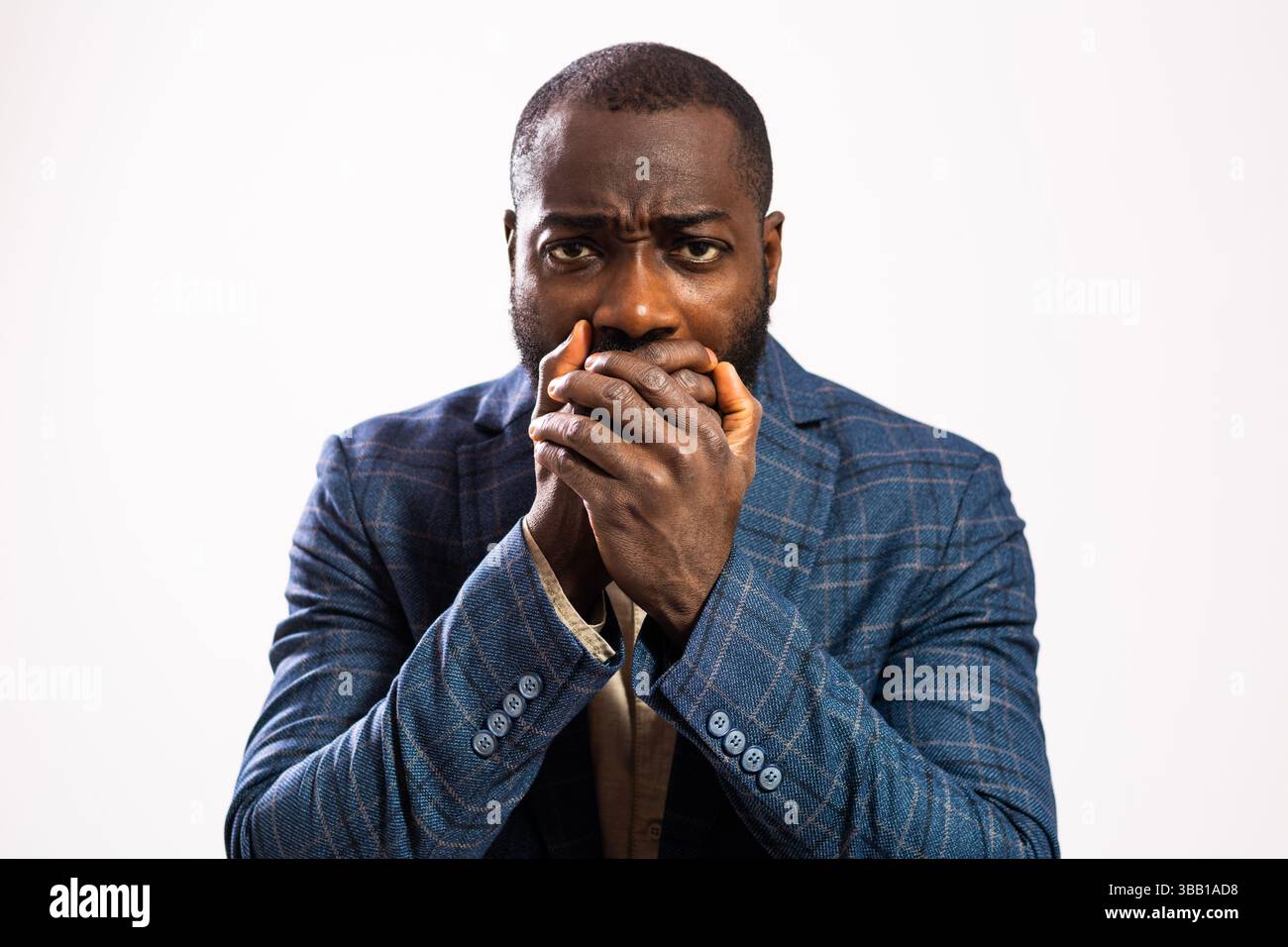 Ritratto di uomo d'affari stanco ed esausto. L'uomo nero in costume da lavoro è sovraccarico di lavoro e non riesce più a sopportare lo stress. Foto Stock