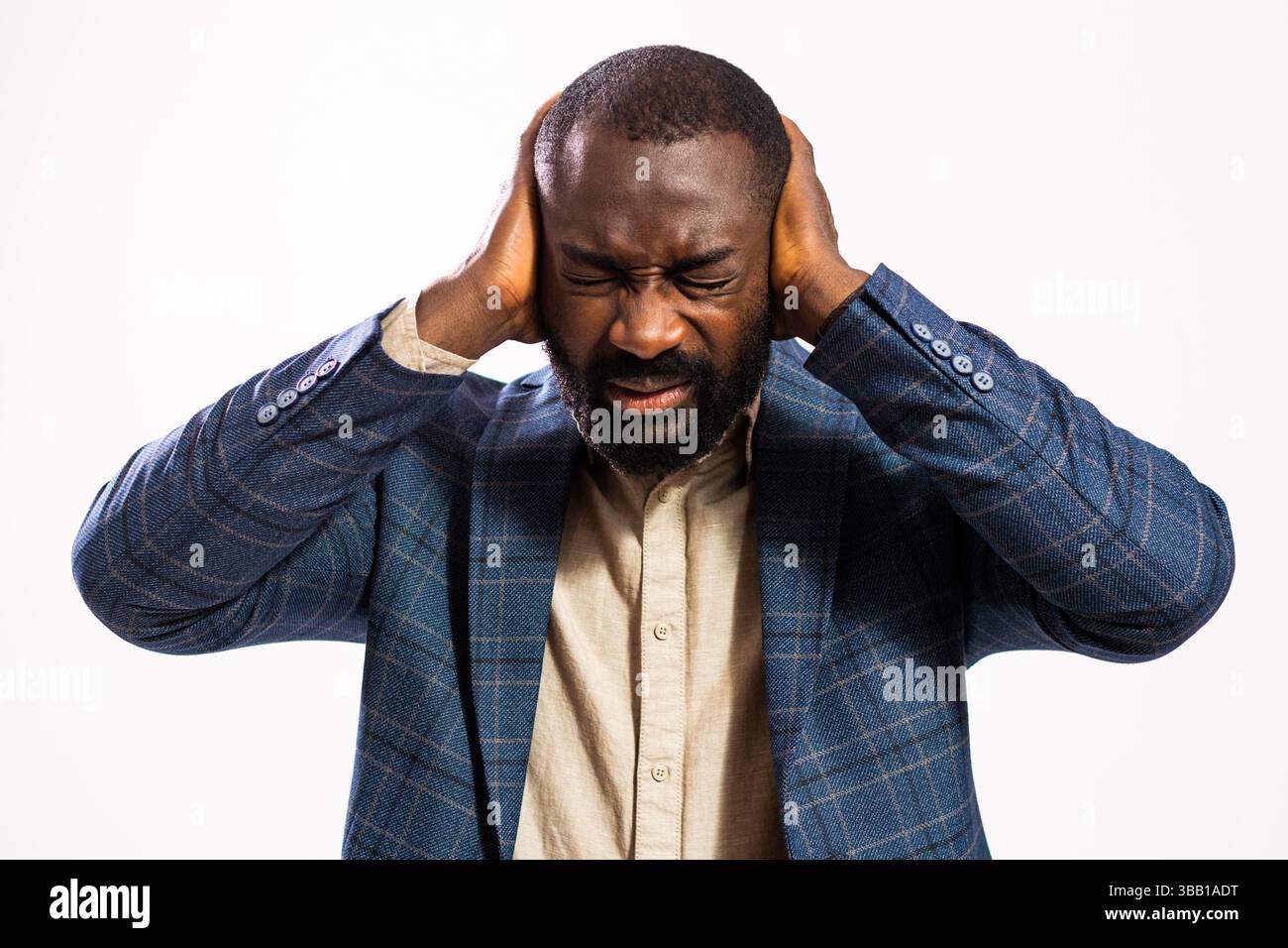 Ritratto di uomo d'affari stanco ed esausto. L'uomo nero in costume da lavoro ha un lavoro eccessivo. Foto Stock