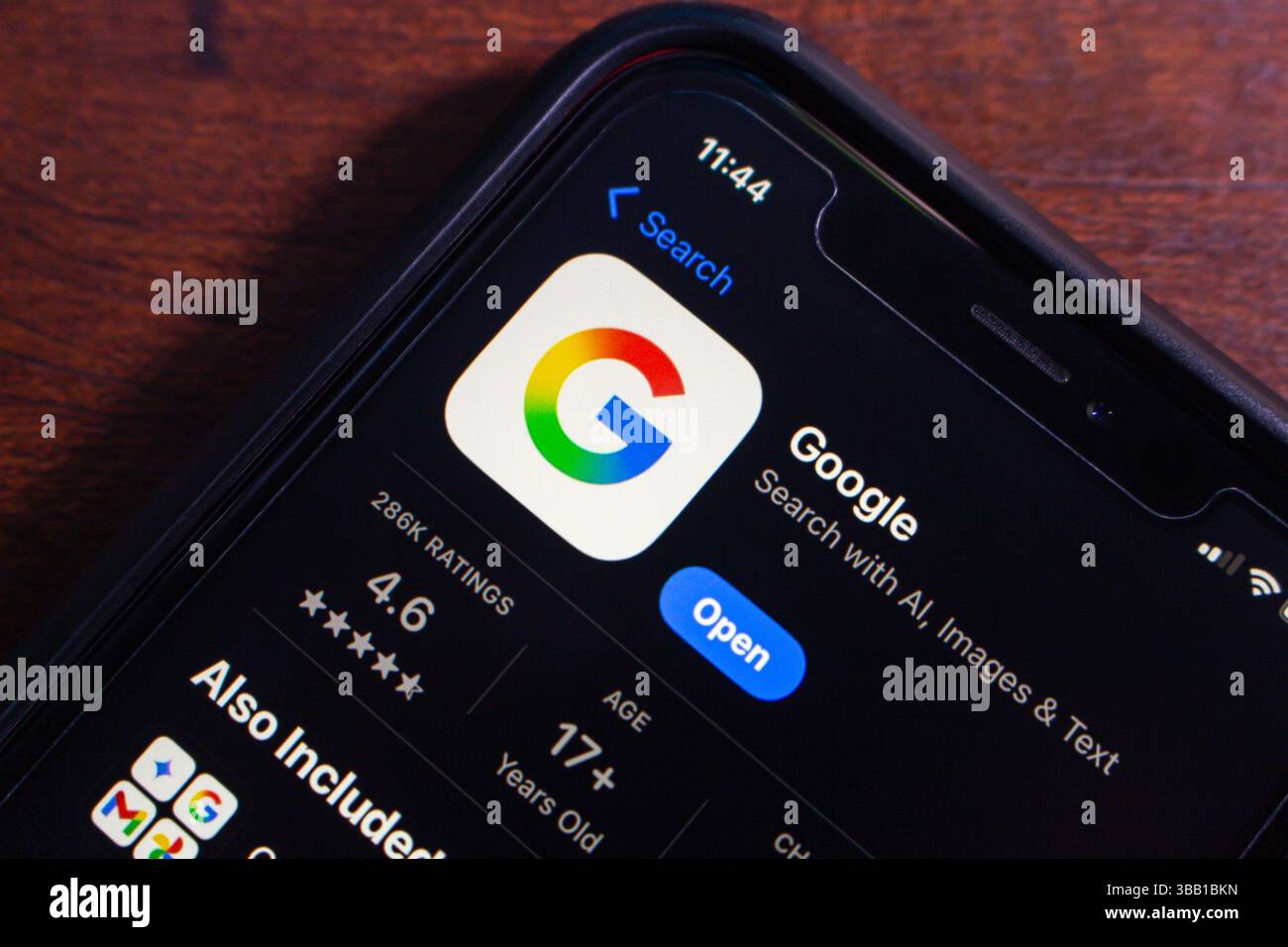 Città del Messico, MESSICO - 14 maggio 2025 : primo piano di uno smartphone che mostra la pagina dell'app Google nell'App Store. Foto Stock