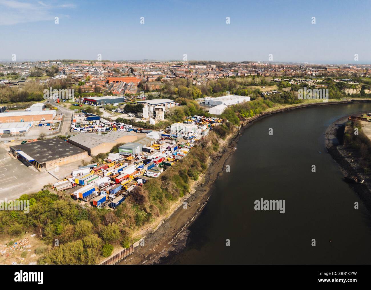 Sunderland UK: 12 aprile 2025: Industrial sunderland Used Truck Spares Sunderland on the River Wear drone pov Foto Stock