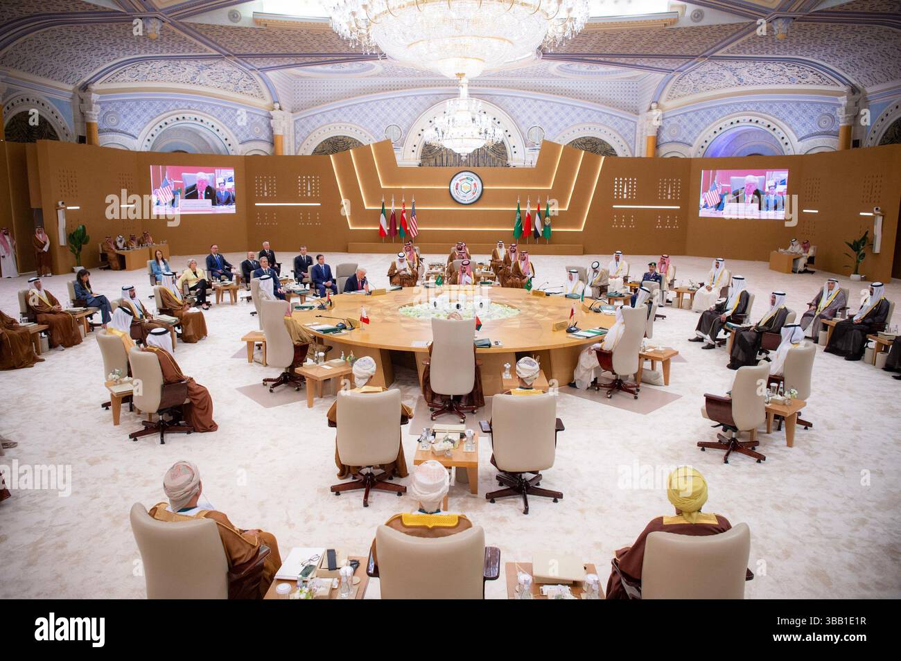 Riyadh, Arabia Saudita. 14 maggio 2025. Il presidente DEGLI STATI UNITI Donald Trump parla durante il vertice del Consiglio di cooperazione del Golfo (GCC) a Riyadh, Arabia Saudita, mercoledì 14 maggio 2025. Foto di Saudi Foreign Ministr/UPI Credit: UPI/Alamy Live News Foto Stock