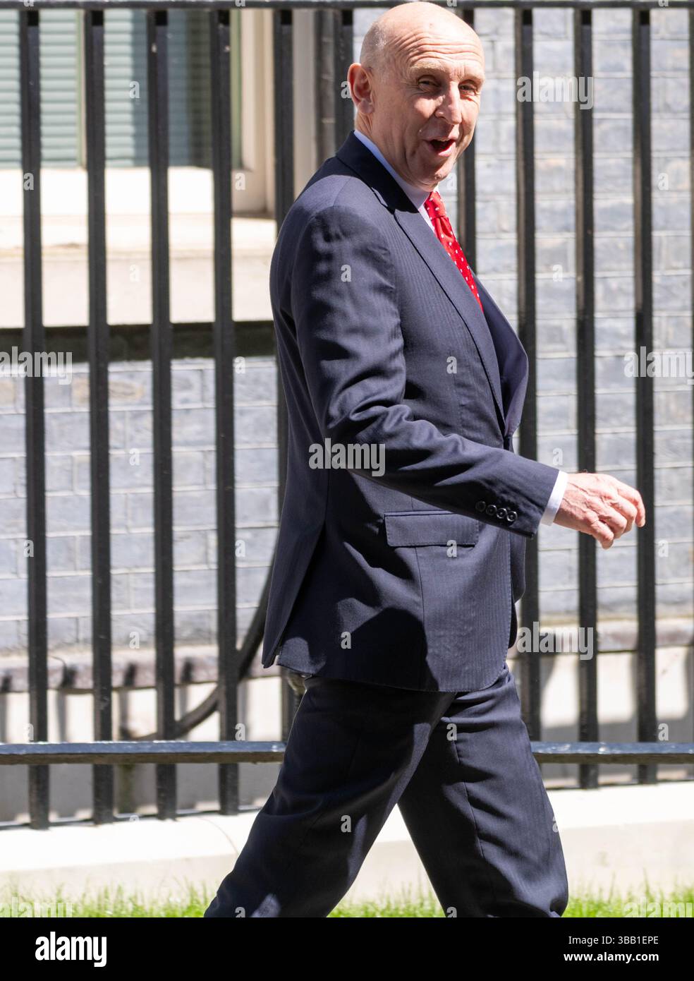Londra, Regno Unito. 14 maggio 2025. John Healey, Segretario della difesa, lascia Downing Street al numero 10, poco prima del tempo delle interrogazioni dei primi ministri. Londra Regno Unito crediti: Ian Davidson/Alamy Live News Foto Stock