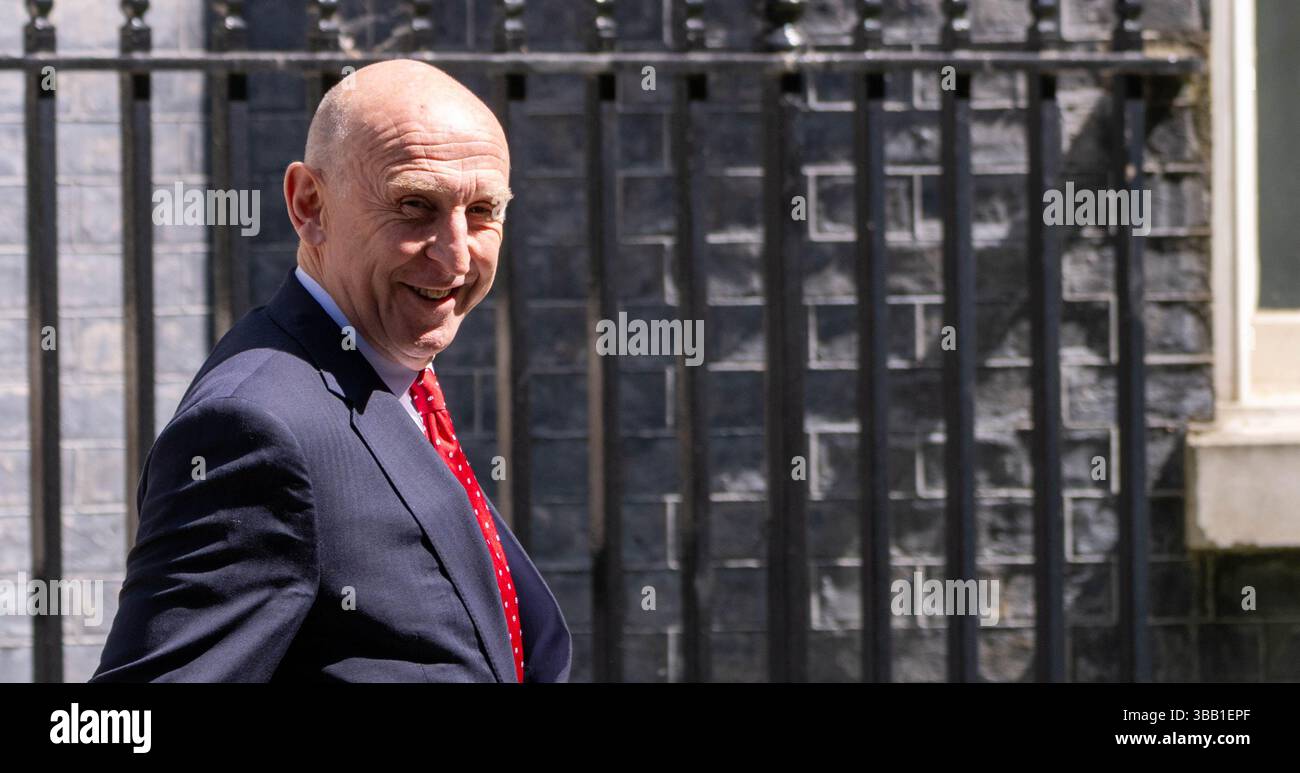 Londra, Regno Unito. 14 maggio 2025. John Healey, Segretario della difesa, lascia Downing Street al numero 10, poco prima del tempo delle interrogazioni dei primi ministri. Londra Regno Unito crediti: Ian Davidson/Alamy Live News Foto Stock