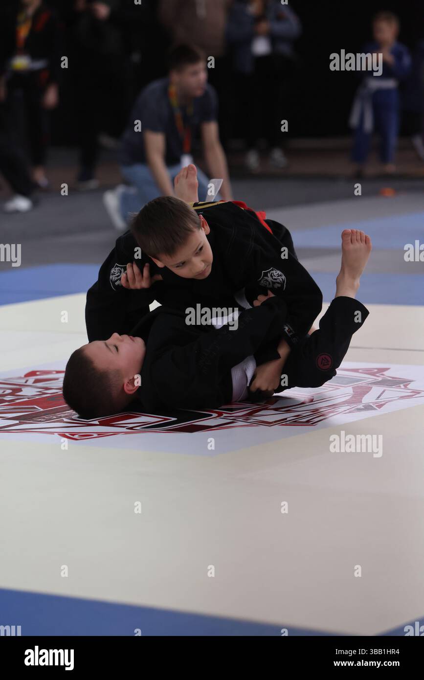 ODESSA, UCRAINA - 6 aprile 2025: Sfidante nazionale ucraino jiu jitsu i giovani atleti conducono intensi combattimenti, combattimenti sul tatami per i campioni Foto Stock