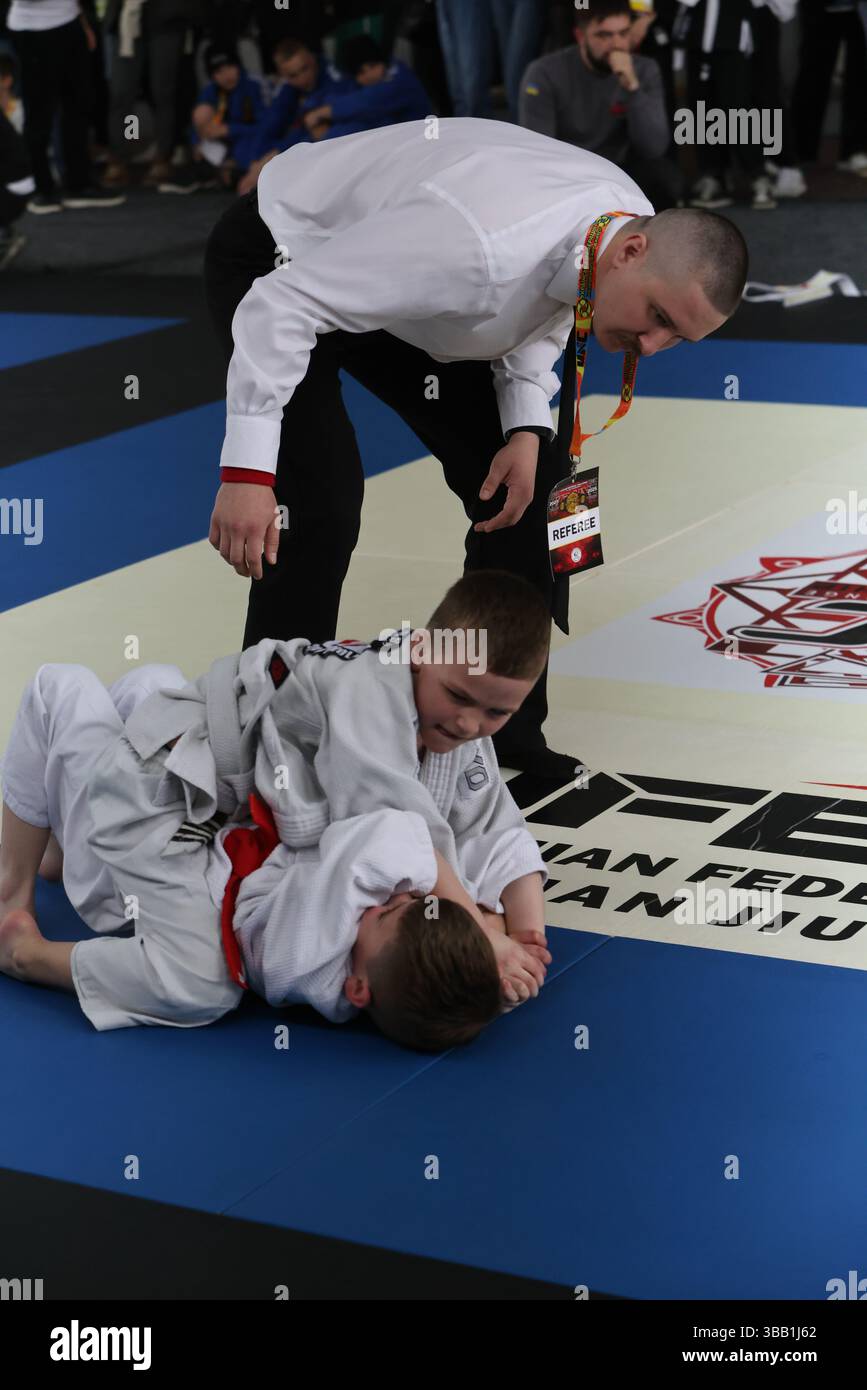 ODESSA, UCRAINA - 6 aprile 2025: Sfidante nazionale ucraino jiu jitsu i giovani atleti conducono intensi combattimenti, combattimenti sul tatami per i campioni Foto Stock