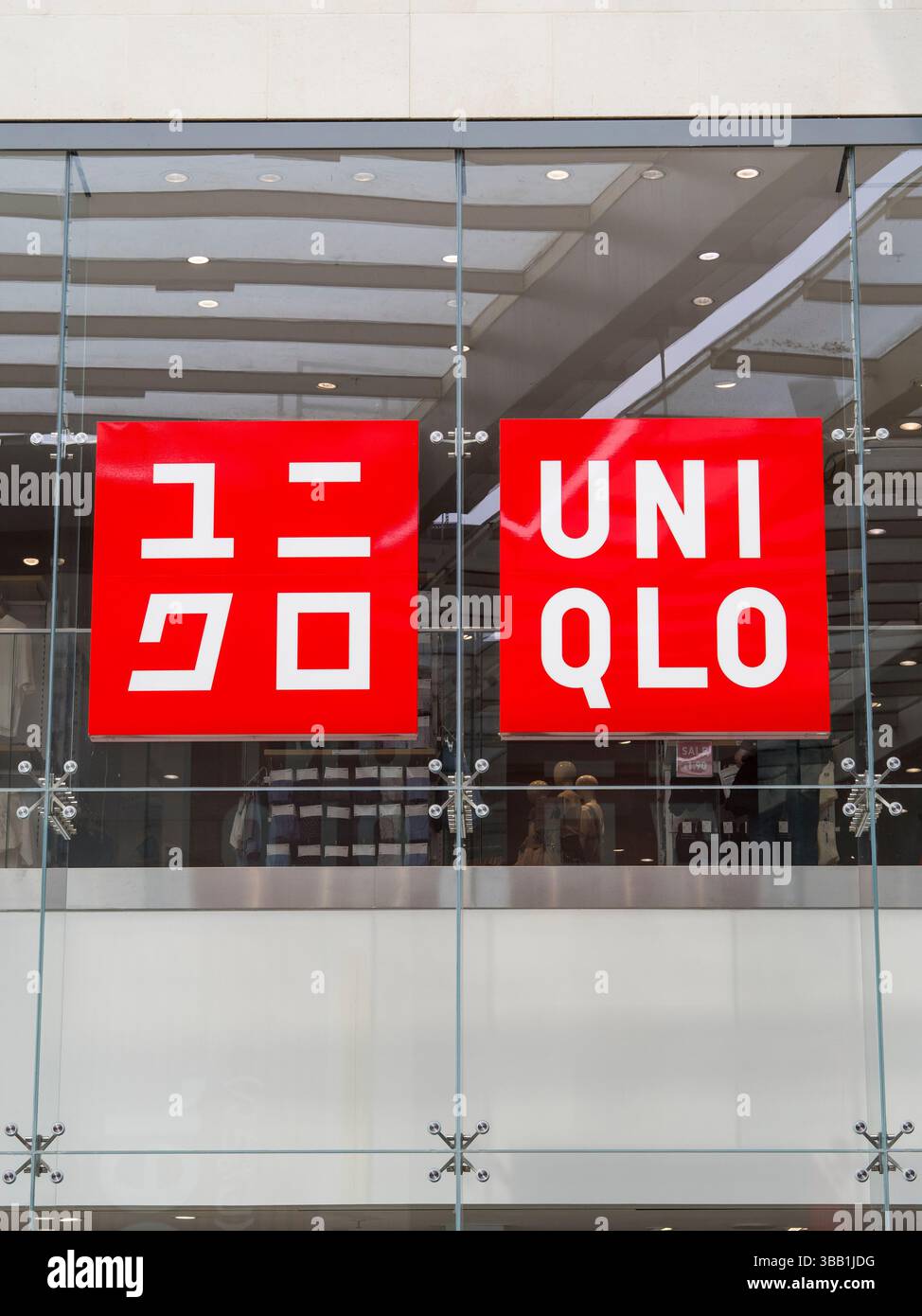 Uniqlo Co Ltd, The Westgate Centre, Oxford, Oxfordshire, Inghilterra, REGNO UNITO, REGNO UNITO. Foto Stock