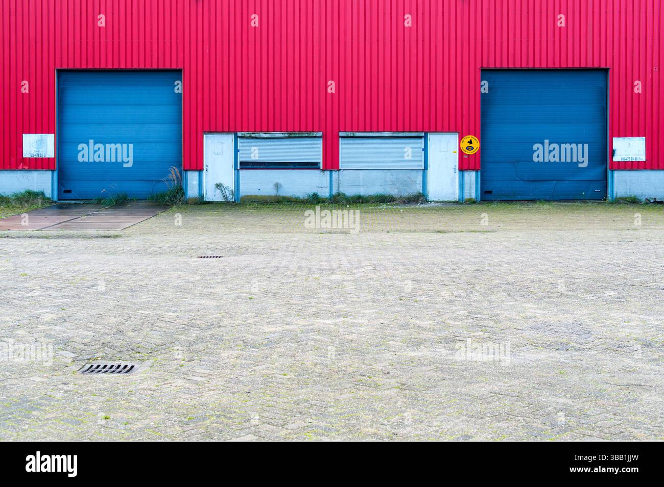 Porte doppie per garage e magazzino che entrano in un deposito frutteto presso Merwehaven/Merwe Harbour Docks. Rotterdam, Rijnmond, Paesi Bassi. Foto Stock
