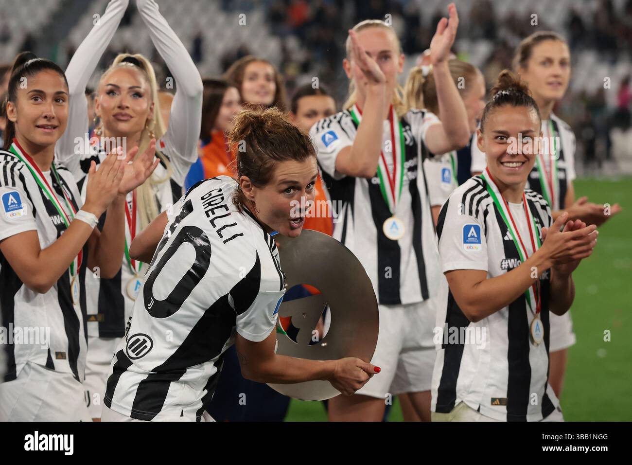 Torino, Italia. 10 maggio 2025. Cristiana Girelli della Juventus festeggia con il trofeo delle vincitrici di serie A femminile mentre la squadra fa un giro d'onore dopo la partita Juventus Women vs Inter femminile di serie A femminile allo stadio Allianz di Torino. Il credito per immagini dovrebbe essere: Jonathan Moscrop/Sportimage Credit: Sportimage Ltd/Alamy Live News Foto Stock