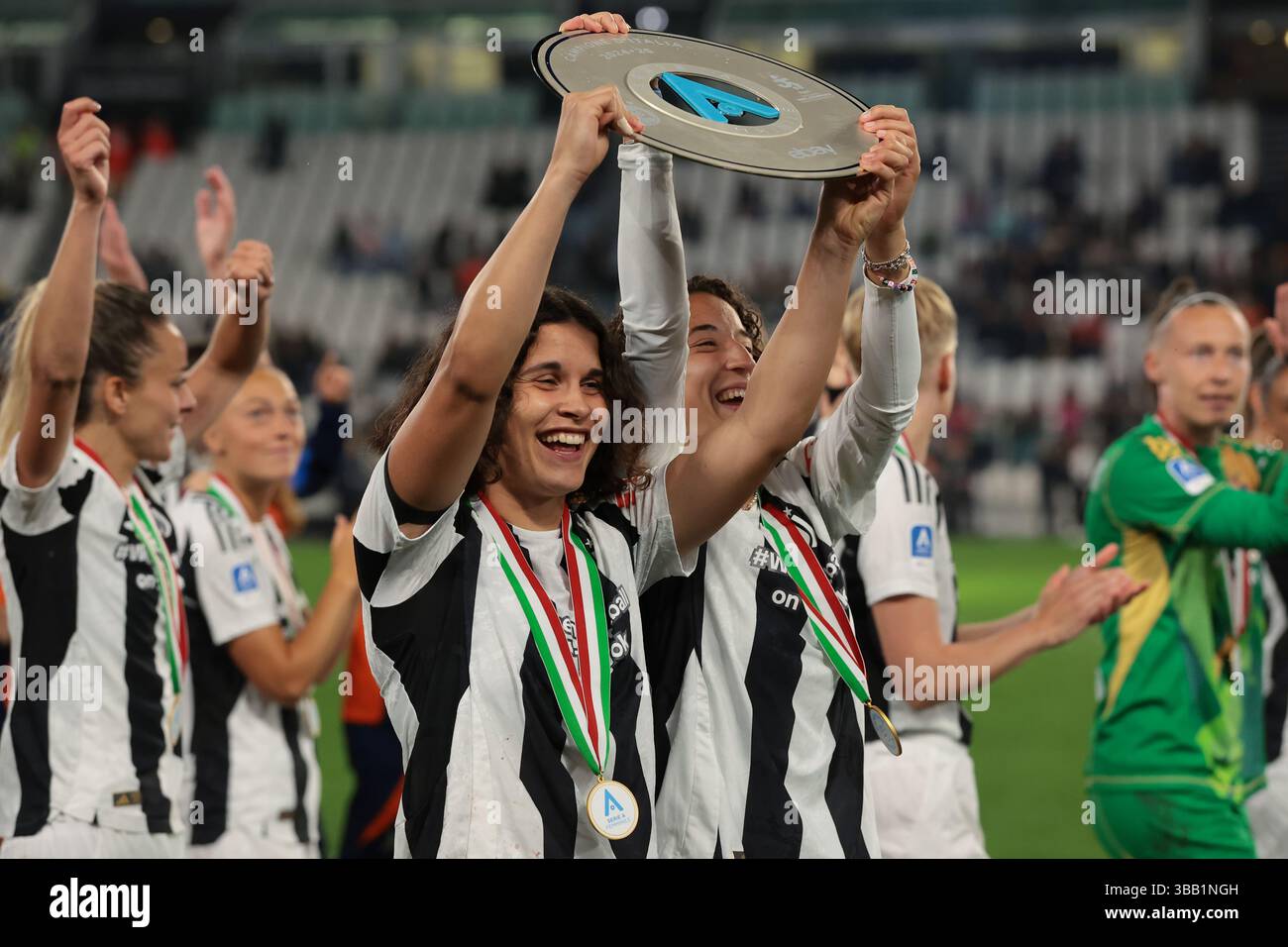 Torino, Italia. 10 maggio 2025. Eva Schatzer e Azzurra Gallo della Juventus festeggiano con il trofeo delle vincitrici di serie A femminile mentre la squadra fa un giro d'onore dopo la partita Juventus Women vs Inter femminile di serie A femminile allo stadio Allianz di Torino. Il credito per immagini dovrebbe essere: Jonathan Moscrop/Sportimage Credit: Sportimage Ltd/Alamy Live News Foto Stock