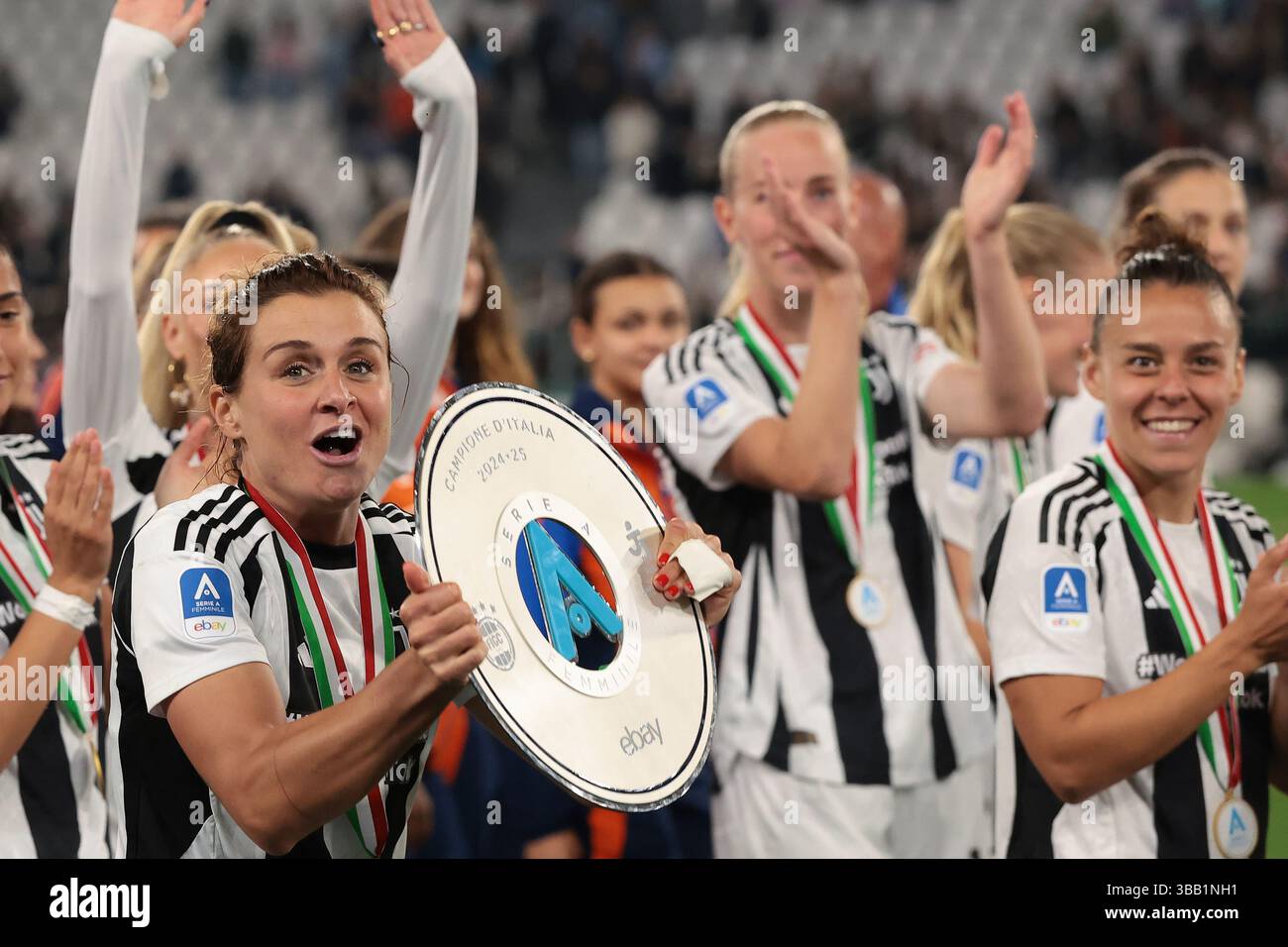 Torino, Italia. 10 maggio 2025. Cristiana Girelli della Juventus festeggia con il trofeo delle vincitrici di serie A femminile mentre la squadra fa un giro d'onore dopo la partita Juventus Women vs Inter femminile di serie A femminile allo stadio Allianz di Torino. Il credito per immagini dovrebbe essere: Jonathan Moscrop/Sportimage Credit: Sportimage Ltd/Alamy Live News Foto Stock