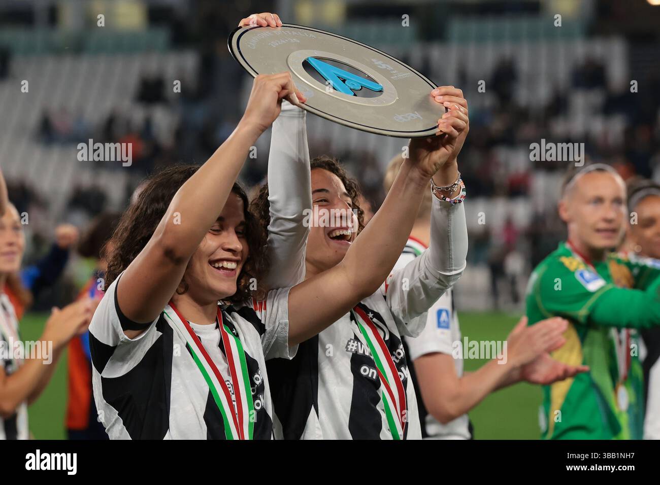 Torino, Italia. 10 maggio 2025. Eva Schatzer e Azzurra Gallo della Juventus festeggiano con il trofeo delle vincitrici di serie A femminile mentre la squadra fa un giro d'onore dopo la partita Juventus Women vs Inter femminile di serie A femminile allo stadio Allianz di Torino. Il credito per immagini dovrebbe essere: Jonathan Moscrop/Sportimage Credit: Sportimage Ltd/Alamy Live News Foto Stock