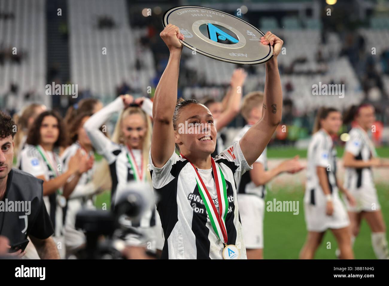 Torino, Italia. 10 maggio 2025. Lisa Boattin della Juventus festeggia con il trofeo delle vincitrici di serie A femminile mentre la squadra fa un giro d'onore dopo la partita Juventus Women vs Inter femminile di serie A femminile allo stadio Allianz di Torino. Il credito per immagini dovrebbe essere: Jonathan Moscrop/Sportimage Credit: Sportimage Ltd/Alamy Live News Foto Stock