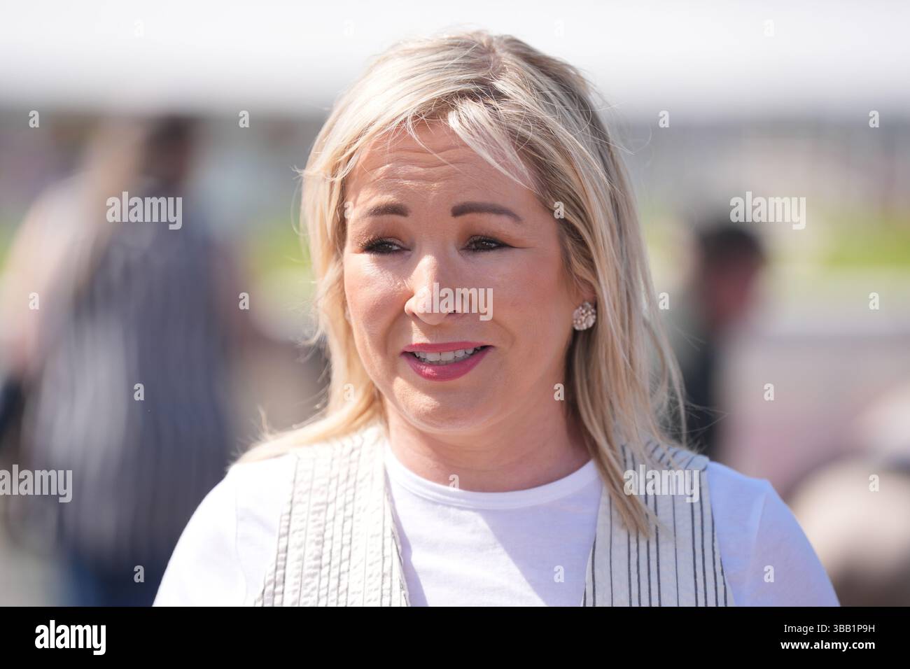 Il primo ministro Michelle o'Neill parla ai membri dei media durante il primo giorno del Balmoral Agricultural Show, che si tiene sul sito dell'ex prigione di Maze, vicino a Lisburn, Co Antrim. Data foto: Mercoledì 14 maggio 2025. Foto Stock