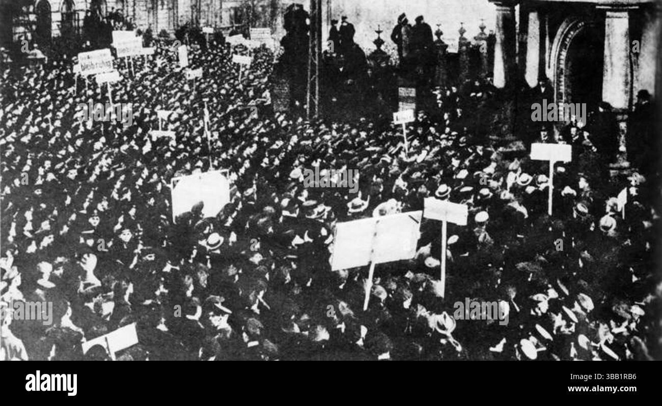 L'ammutinamento di Kiel fu una rivolta dei marinai della Hochseeflotte tedesca. L'ammutinamento scoppiò il 3 novembre 1918 quando alcuni equipaggi delle navi si rifiutarono di salpare da Wilhelmshaven per la battaglia finale contro la Grand Fleet britannica. Gli ammutinati, che vedevano la battaglia pianificata come un inutile "viaggio della morte", presero il controllo di Kiel con i consigli dei lavoratori e dei soldati e poi li aiutarono a diffonderli in tutta la Germania. Questo fu l'inizio della rivoluzione tedesca. In questa foto vediamo una dimostrazione di massa da parte di marinai che colpiscono. Foto Stock