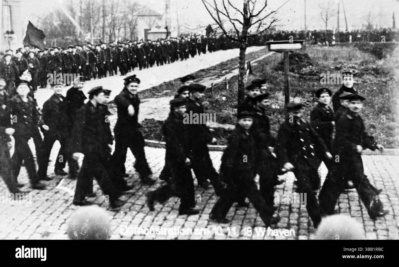 L'ammutinamento di Kiel fu una rivolta dei marinai della Hochseeflotte tedesca. L'ammutinamento scoppiò il 3 novembre 1918 quando alcuni equipaggi delle navi si rifiutarono di salpare da Wilhelmshaven per la battaglia finale contro la Grand Fleet britannica. Gli ammutinati, che vedevano la battaglia pianificata come un inutile "viaggio della morte", presero il controllo di Kiel con i consigli dei lavoratori e dei soldati e poi li aiutarono a diffonderli in tutta la Germania. Questo fu l'inizio della rivoluzione tedesca. In questa foto vediamo una dimostrazione di massa da parte di marinai che colpiscono.Image Bundesarchiv, Bild 146-1976-067-10A / CC-BY-SA 3,0 Foto Stock