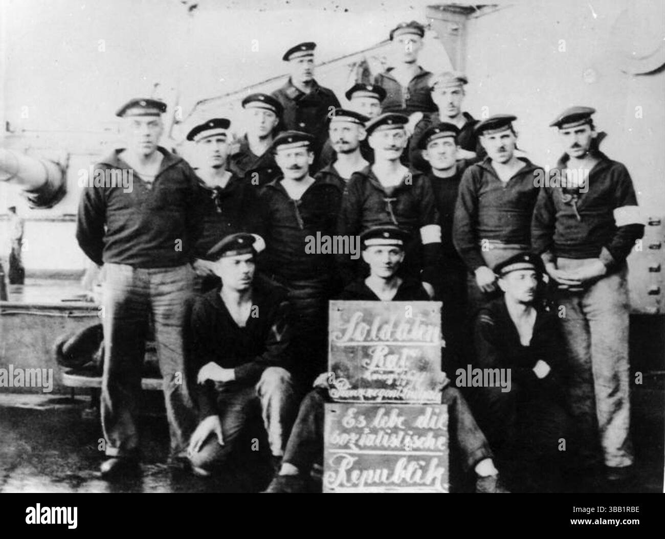 L'ammutinamento di Kiel fu una rivolta dei marinai della Hochseeflotte tedesca. L'ammutinamento scoppiò il 3 novembre 1918 quando alcuni equipaggi delle navi si rifiutarono di salpare da Wilhelmshaven per la battaglia finale contro la Grand Fleet britannica. Gli ammutinati, che vedevano la battaglia pianificata come un inutile "viaggio della morte", presero il controllo di Kiel con i consigli dei lavoratori e dei soldati e poi li aiutarono a diffonderli in tutta la Germania. Questo fu l'inizio della rivoluzione tedesca. In questa foto vediamo una dimostrazione da parte di marinai che colpiscono." Immagine di Bundesarchiv, Bild 183-J0908-0600-002 / CC-BY-SA 3,0 Foto Stock