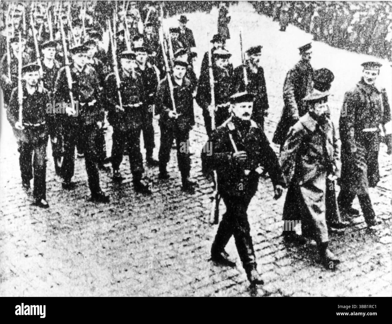 L'ammutinamento di Kiel fu una rivolta dei marinai della Hochseeflotte tedesca. L'ammutinamento scoppiò il 3 novembre 1918 quando alcuni equipaggi delle navi si rifiutarono di salpare da Wilhelmshaven per la battaglia finale contro la Grand Fleet britannica. Gli ammutinati, che vedevano la battaglia pianificata come un inutile "viaggio della morte", presero il controllo di Kiel con i consigli dei lavoratori e dei soldati e poi li aiutarono a diffonderli in tutta la Germania. Questo fu l'inizio della rivoluzione tedesca. In questa foto vediamo una dimostrazione di massa da parte di marinai che colpiscono... Immagine Bundesarchiv, Bild 183-G1102-0003-001 / Robert Sennecke / CC-BY-SA 3,0 Foto Stock