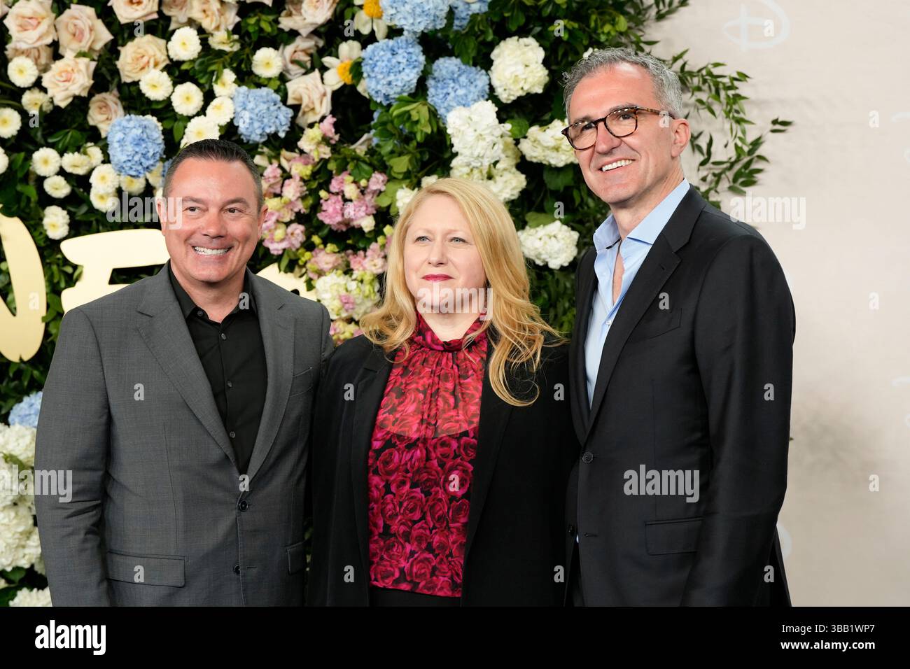 C and R: Debra o'Connell, Almin Karamehmedovic partecipa al 2025 Disney Upfront, tenutosi presso il Jacob Javitz Center di New York, martedì 13 maggio 2025 crediti: Jennifer Graylock/Alamy Live News Foto Stock