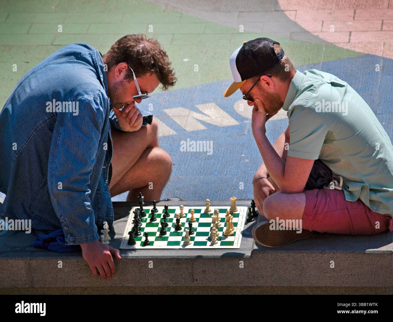 Giocatori di scacchi profondamente pensati sul lungomare di Brighton Foto Stock