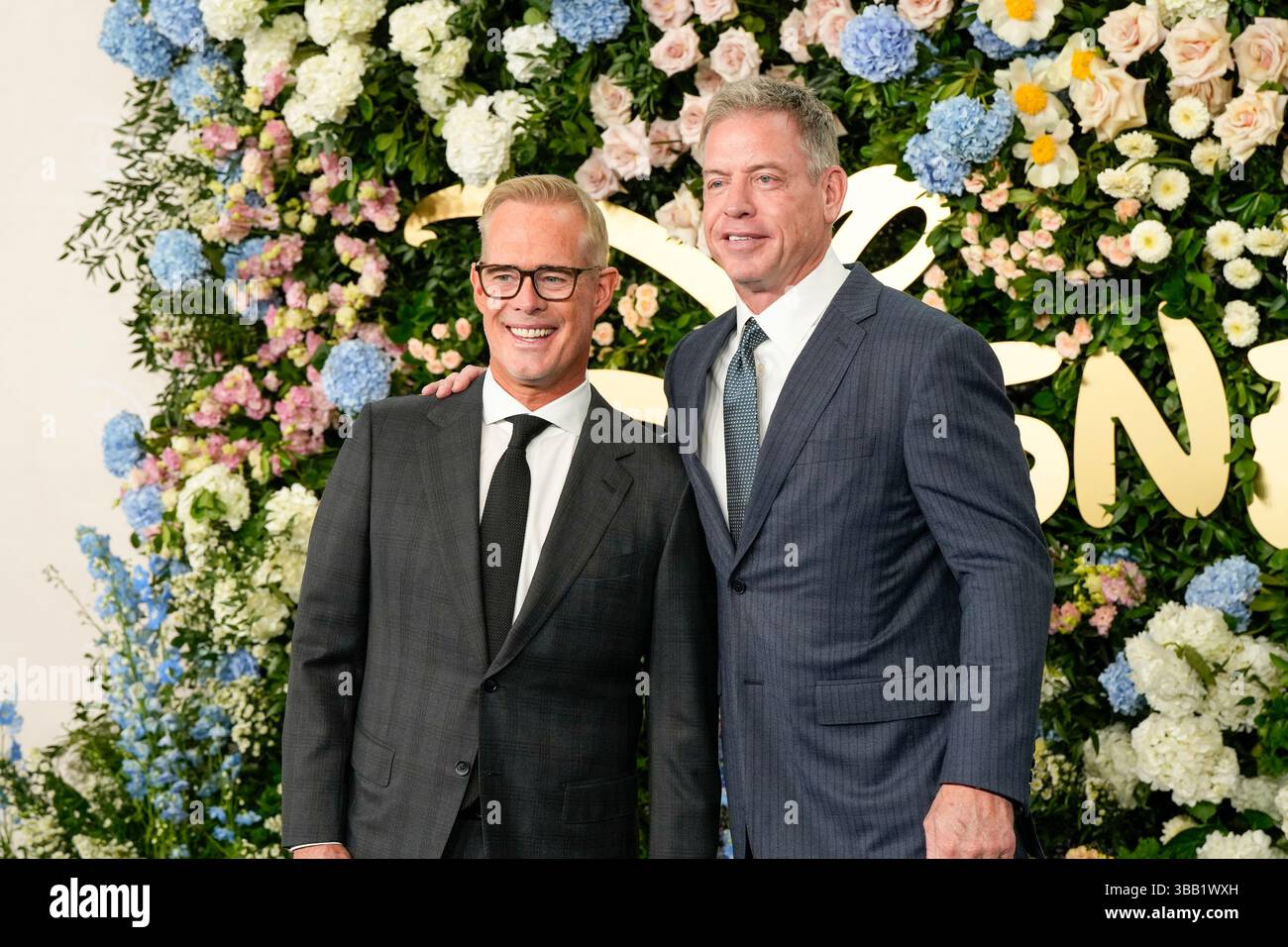 (R) Troy Aikman partecipa al 2025 Disney Upfront, tenutosi presso il Jacob Javitz Center di New York, martedì 13 maggio 2025 credito: Jennifer Graylock/Alamy Live News Foto Stock