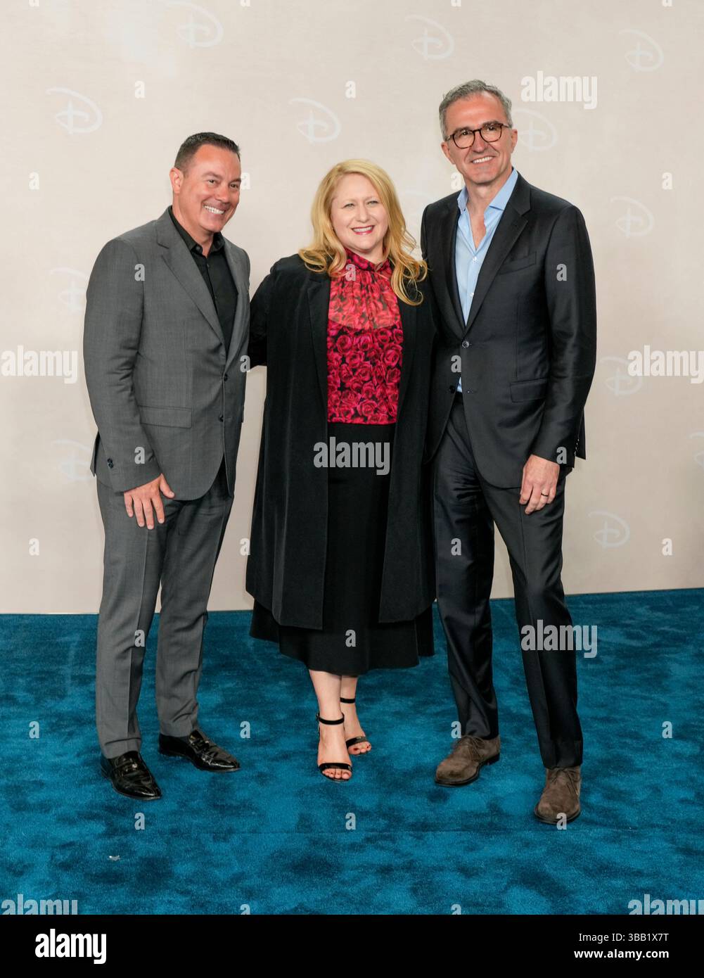 C and R: Debra o'Connell, Almin Karamehmedovic partecipa al 2025 Disney Upfront, tenutosi presso il Jacob Javitz Center di New York, martedì 13 maggio 2025 crediti: Jennifer Graylock/Alamy Live News Foto Stock