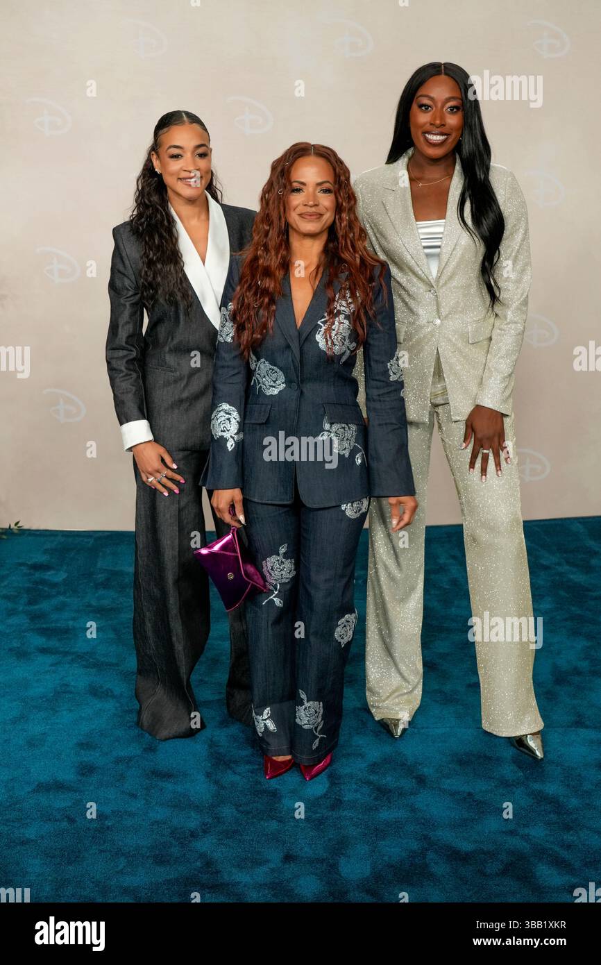 L-R: Andraya Carter, Elle Duncan, Chiney Ogwumik partecipa al 2025 Disney Upfront, tenutosi presso il Jacob Javitz Center di New York, martedì 13 maggio 2025 crediti: Jennifer Graylock/Alamy Live News Foto Stock