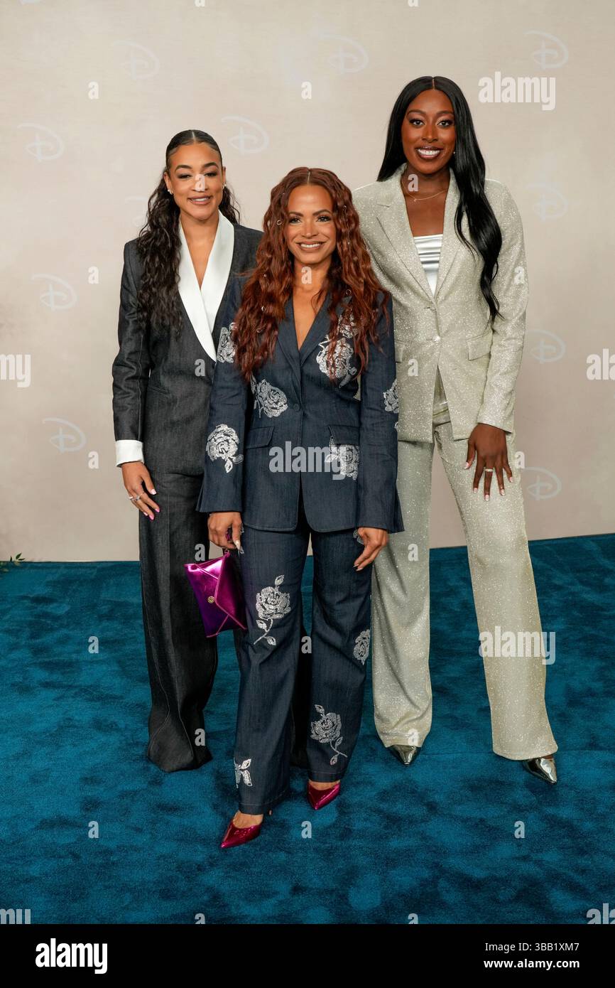 L-R: Andraya Carter, Elle Duncan, Chiney Ogwumik partecipa al 2025 Disney Upfront, tenutosi presso il Jacob Javitz Center di New York, martedì 13 maggio 2025 crediti: Jennifer Graylock/Alamy Live News Foto Stock