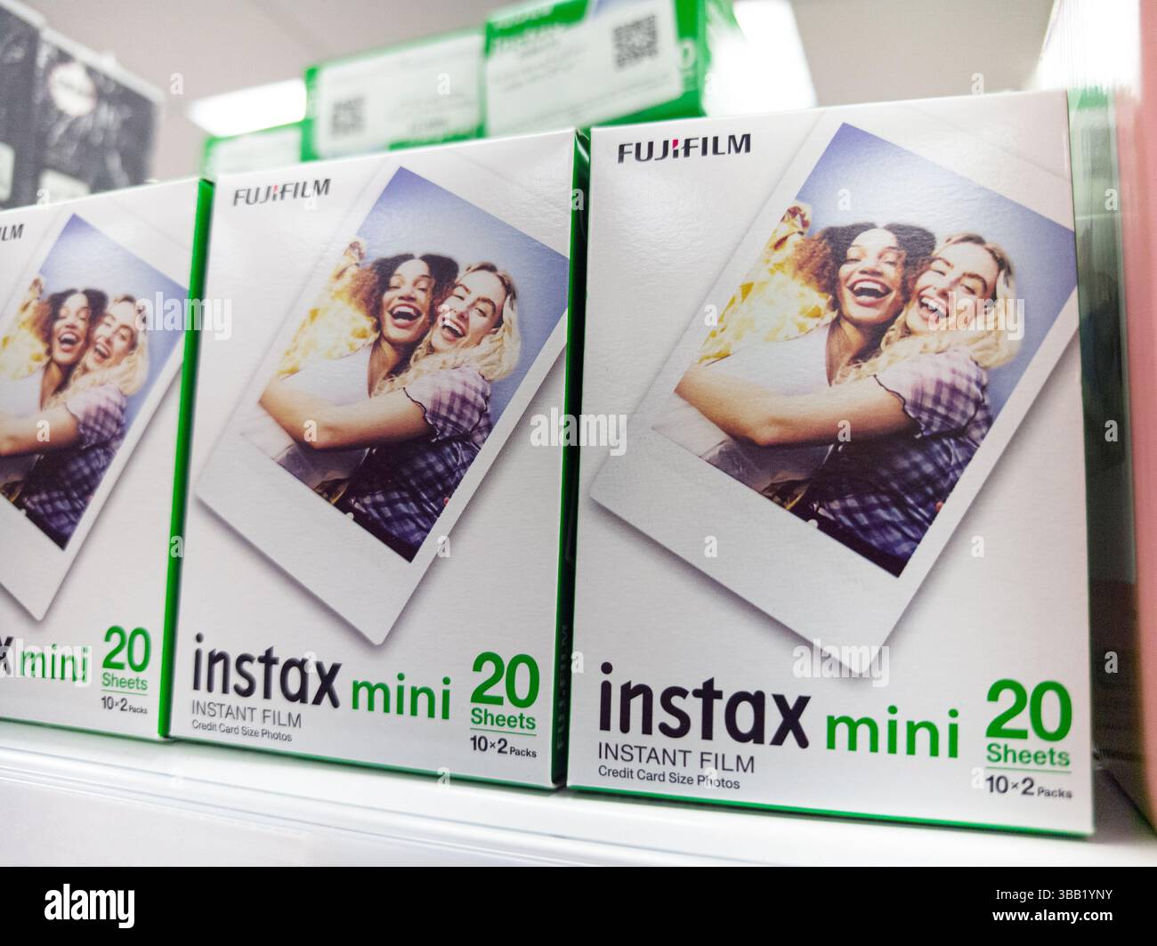 Bobruisk, Bielorussia - 30 marzo 2025: Scatole colorate di film istantanei si trovano su uno scaffale, pronte a creare ricordi. Foto Stock