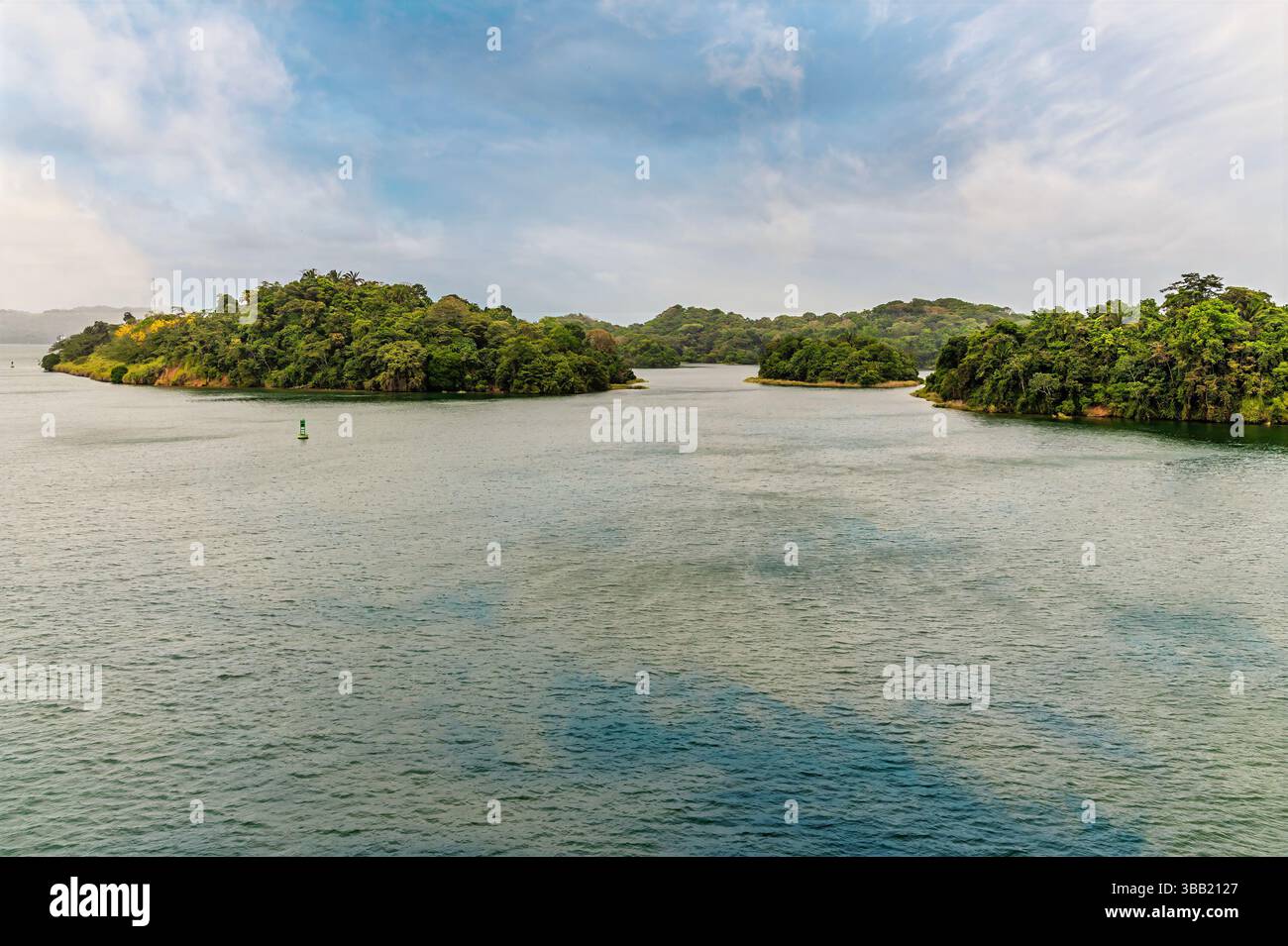 Una vista delle isole del lago Gatun sul Canale di Panama a Panama in primavera Foto Stock